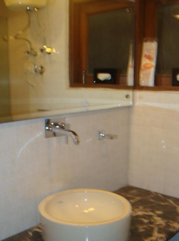 Chanson Grand Westend Delhi  Zimmer foto